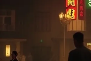 半城灯火剧集封面：夜市摊灯泡串与人群剪影