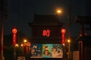 北纬三十七度纪录片封面：旷野公路与远山轮廓的航拍视角